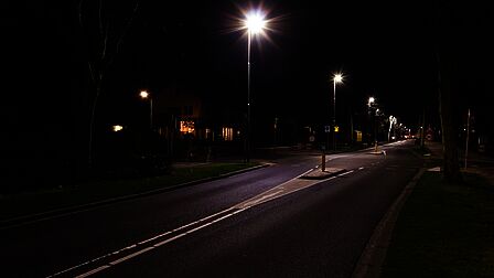 Thorbeckelaan in Barneveld ‘s nachts. Licht is gelijkmatig over de weg verdeeld zodat er geen zwarte vlekken zijn