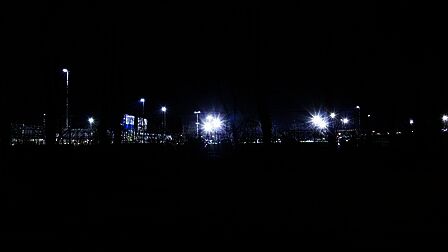 Sportveld, voorbeeld van een andere lichtbron die effect heeft buiten op straat.